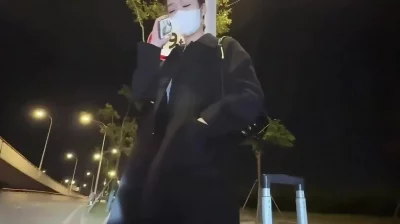 空姐下班就出来约炮，中途还一直打电话给老公