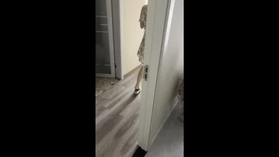 在少妇家偷情实录，老公大热天在上班！