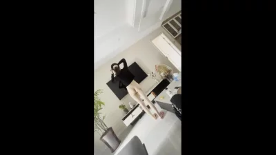 苗条少妇家客厅里无套干她！！