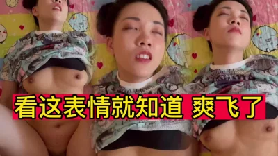 老公不在无套内射少妇，孩子就在旁边，太刺激了